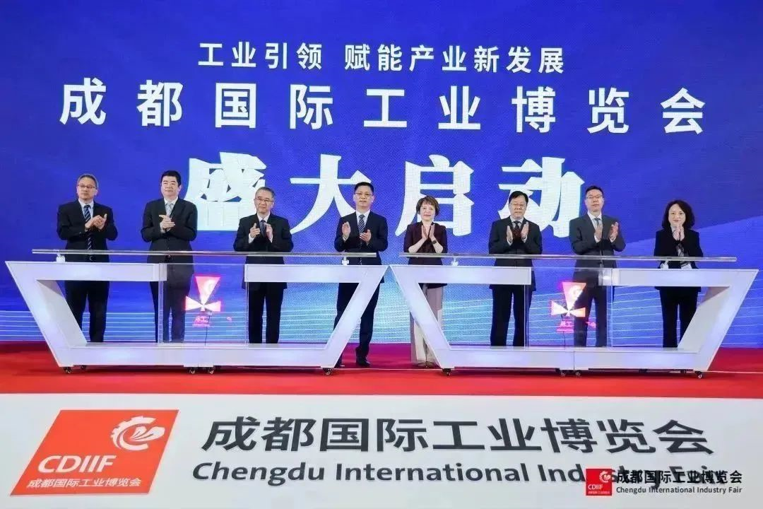 建圈強(qiáng)鏈：首個(gè)成渝工業(yè)大秀今日隆重開(kāi)幕